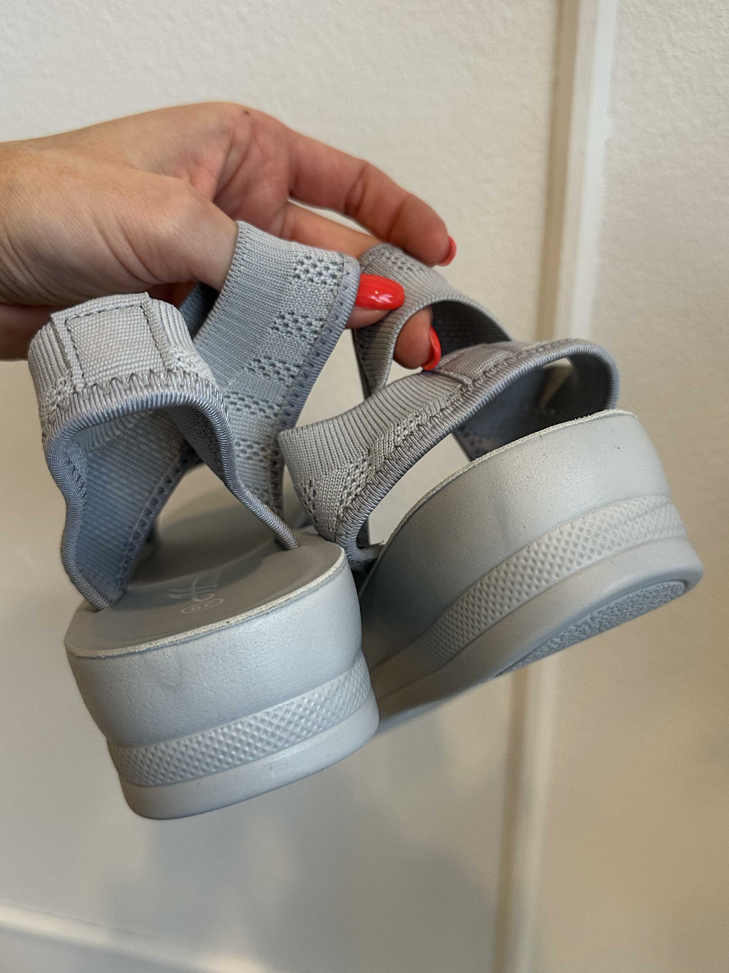 Jolina - Bløde sandaler med lille hæl og stræk i remmen